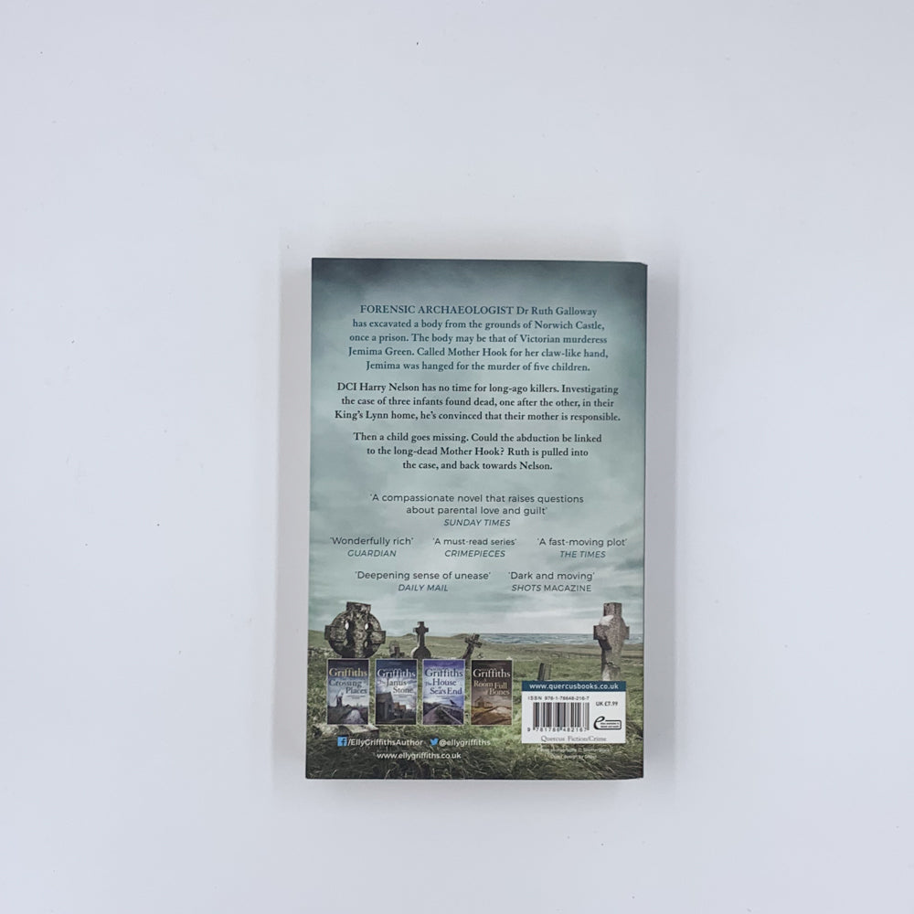 (Ruth Galloway #6) The Outcast Dead - Elly Griffiths