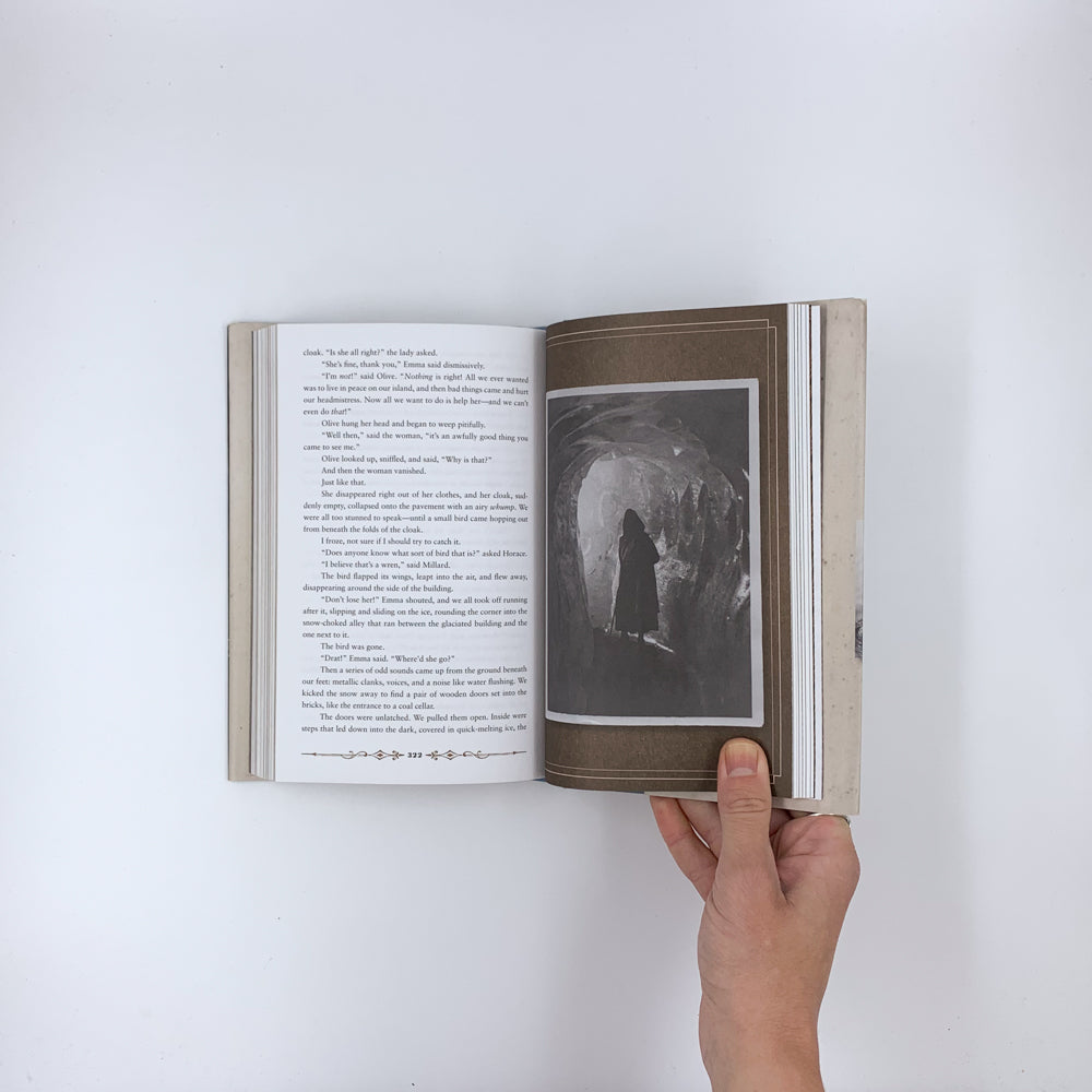 (Miss Peregrine's Peculiar Children #2) Hollow City - Ransom Riggs