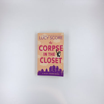 The Corpse in the Closet - Lucy Score