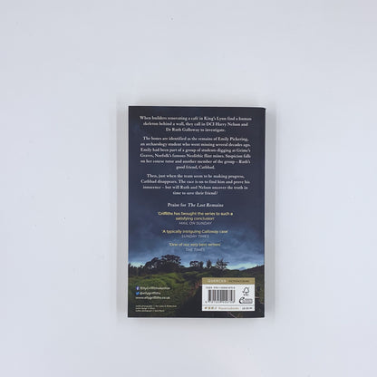 (Ruth Galloway #15) The Last Remains - Elly Griffiths