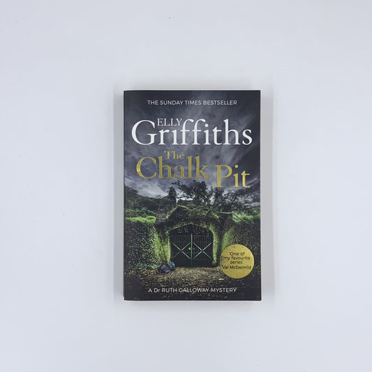 (Ruth Galloway #9) The Chalk Pit - Elly Griffiths