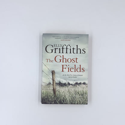 (Ruth Galloway #7) The Ghost Fields - Elly Griffiths