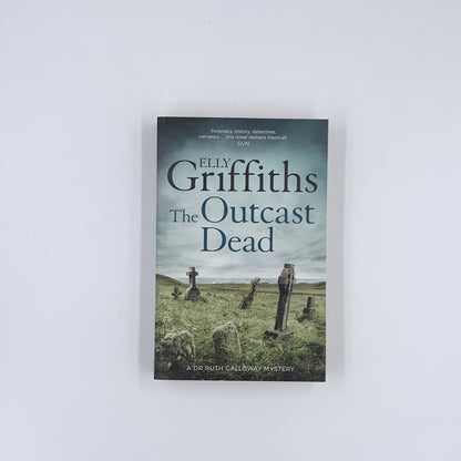 (Ruth Galloway #6) The Outcast Dead - Elly Griffiths