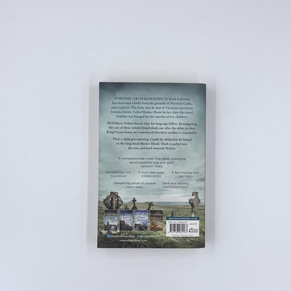 (Ruth Galloway #6) The Outcast Dead - Elly Griffiths