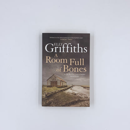 (Ruth Galloway #4) A Room Full of Bones - Elly Griffiths