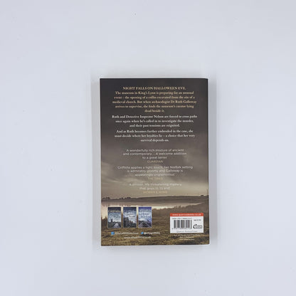 (Ruth Galloway #4) A Room Full of Bones - Elly Griffiths