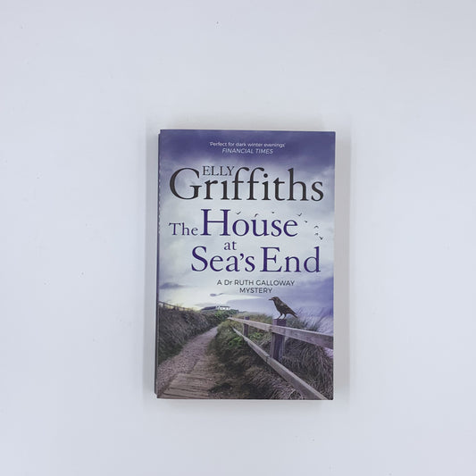 (Ruth Galloway #3) The House at Sea's End - Elly Griffiths