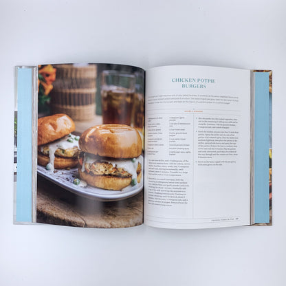 Trisha's Kitchen: Easy Comfort Food for Friends and Family - Trisha Yearwood & Beth Yearwood Bernard