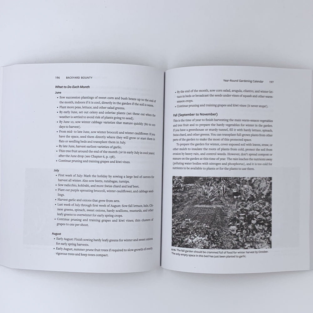 Backyard Bounty: The Complete Guide to Year-Round Gardening in the Pacific Northwest - Linda Gilkeson