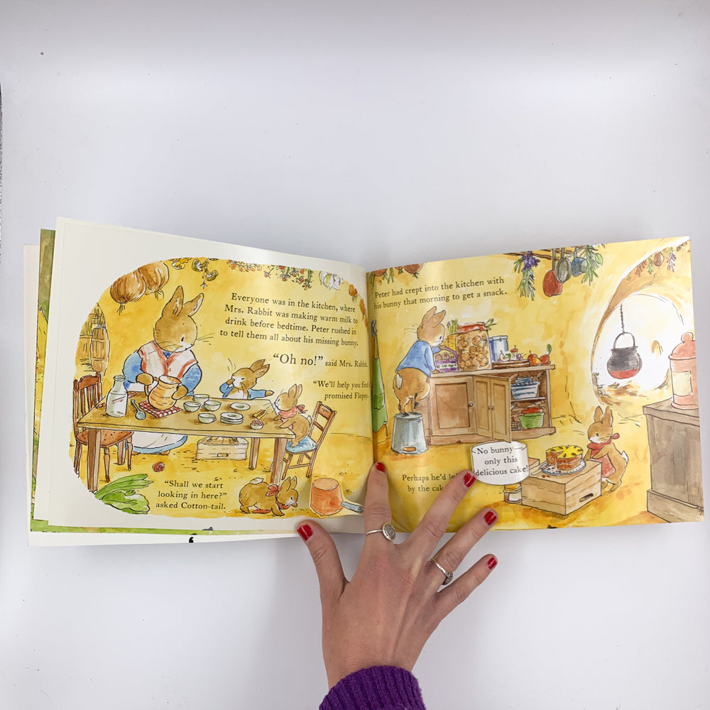 Peter Rabbit: The Bedtime Bunny Hunt: A Lift-the-Flap Storybook - Beatrix Potter