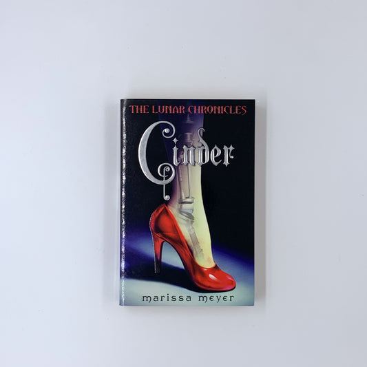 (The Lunar Chronicles #1) Cinder - Marissa Meyer