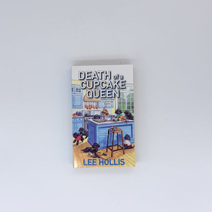 Death of a Cupcake Queen - Lee Hollis